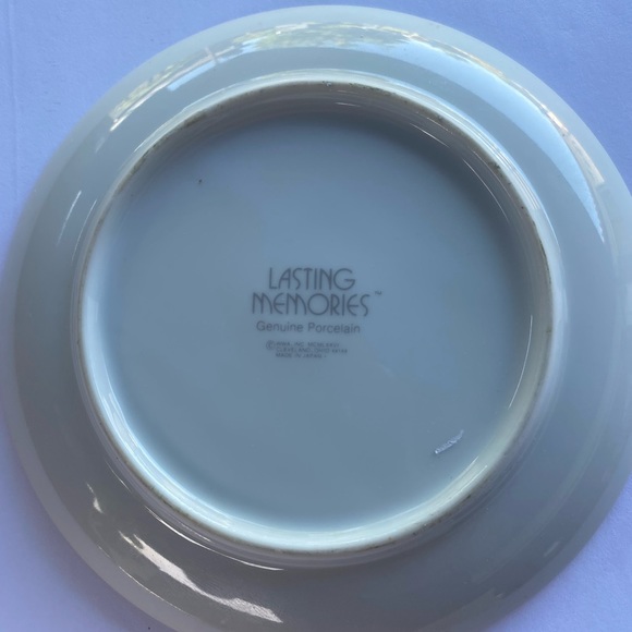 Lasting Memories Porcelain Plate (6 1/4” In Diameter) and a 1991 Precious Moment - Picture 4 of 4